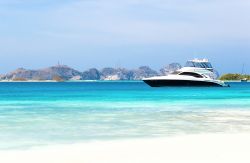 Il mare cristallino di Los Roques, con uno yacht all'esterno della barriera corallina. Siamo in uno degli arcipelaghi corallini nei caraibi venezuelani - © Dmitry Burlakov / Shutterstock.com ...
