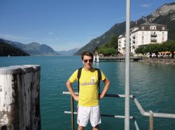 IlTurista in Svizzera a Brunnen, di fronte al lago dei 4 Cantoni.