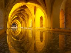 I Bagni della Regina, o Bagni di Donna María de Padilla, sono ambienti di raccolta dell'acqua piovana all'interno  dell'Alcazar di Siviglia, il palazzo reale ...