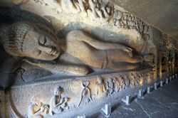 Il Budda dormiente (reclining Buddha) si trova presso le  Ajanta Caves, all'interno della grotta numero 26 del sito Patrimonio dell'Umanità dell'UNESCo che si trova nello ...