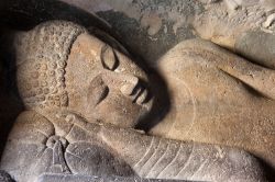 Il Budda (reclining Buddha) che si trova nella grotta n° 26 delle Ajanta Caves in India - © David Evisonn / Shutterstock.com