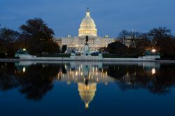Il Capitol di Washington al tramonto: il Campidoglio degli Stati Uniti ospita le due camere del congresso americano, è il fulcro della vita politica statunitense - © Konstantin L ...