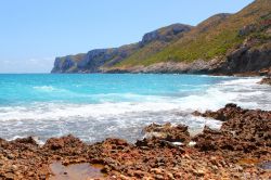 Il Capo Sant'Antonio visto dalla bella spiaggia di Las Rotas vicino a a Denia. Siamo nella Costa Blanca in Spagna - © holbox / Shutterstock.com