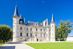 Il Castello Chateau Pichon Longueville, è in realtà una famosa cantina della regione di Bordeaux in Francia - © PHB.cz (Richard Semik) / Shutterstock.com