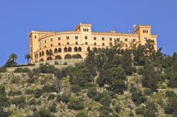 Il Castello Utveggio sorge nei pressi di Palermo, in cima al Monte Pellegrino, e regala un fantastico panorama sul capoluogo siciliano. Fu costruito in stile Liberty nella prima metà ...