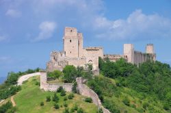 Nel territorio comunale di Assisi si possono visitare numerosi castelli medievali che dominano il paesaggio umbro. Questi insediamenti, nella maggioranza dei casi, sono borghi fortificati dominati ...