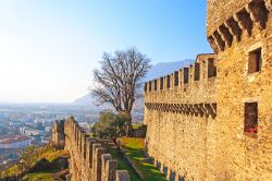 Il Castello di Montebello si trova a Bellinzona, è una delle tre fortezze cittadine. Siamo nel Canton Ticino in Svizzera - © Ivan Pavlov / Shutterstock.com