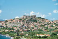 Il Castello ed il villaggio di Molyvos a Lesvos in Grecia - © Royster / Shutterstock.com