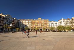La Plaza del Castillo di Pamplona, nella Comunità Autonoma della Navarra, Spagna, è il punto d'incontro di cittadini e turisti: grande e sempre viva, circondata da palazzi ...