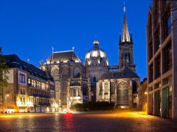 Il complesso del Duomo di Aachen, la storica ...