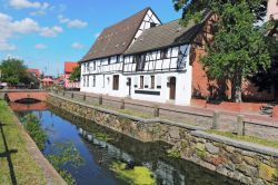 Il Grube il grande canale artificiale di Wismar, la città portuale della Germania, sulle coste del Baltico - © ArTono / Shutterstock.com