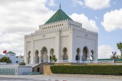 Il Mausoleo di Mohammed V a Rabat: il mausoleo si trova proprio di fronte alla Torre Hassan, sulla piazza Yacoub al-Mansour. Come in molte moschee marocchine, non è copnsentito l'ingresso ...