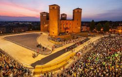 Il Palio di Fossano è la manifestazione più importante della città della Provincia di Cuneo. Si tiene ai piedi del Castello degli Acaja - ©  Comune di Fossano ...
