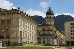 Il Capitolio Nacional, Palazzo del Parlamento colombiano nella capitale Bogotà, affacciato su Plaza de Bolìvar. Progettato da Thomas Reed, fu cominciato nel 1876 per volere del ...