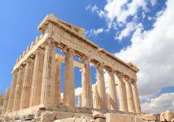 Il Partenone svetta sulla Acropoli di Atene. Il tempio che domina la capitale della Grecia è una delle rovine archeologiche più suggestive ed importanti del mondo. Dedicato alla ...