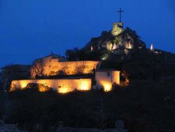 Il presepe di Natale sulla rupe di Pennabilli, Emilia Romagna. La rupe, antica sede del castello di Billi, viene allestita con un presepe che ospita sagome della Natività alte 4 metri. ...