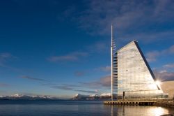 Il Sail Hotel a Molde, Norvegia - A vederlo sembra una gigante vela che brilla al sole. Fra gli hotel più caratteristici in cui soggiornare in un tour nella cittadina norvegese di Molde ...