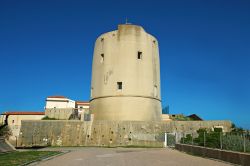 Il Torrione di Bonifacio (Corsica, Francia) è una delle poche testimonianze del borgo originario, fondato nel IX secolo. Sorge accanto all'Espace Saintes Jacques, un'antica cappella ...