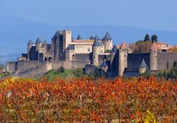 Carcassonne e le sue torri con i tetti rossi e blu: il borgo della Francia meridionale, nella regione della Linguadoca-Rossiglione, stava per cadere in rovina alla fine del Seicento, quando ...