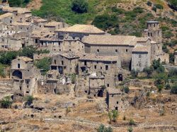 Il borgo antico di Campana, tra le montagne della Calabria