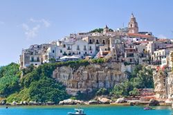 Il borgo antico di Vieste in Gargano, è una delle più belle cittadine della Puglia, anche grazie alle sue spiagge bianche ed il mare cristallino - © Mi.Ti. / Shutterstock.com ...