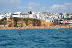 Il borgo di Albufeira visto dall'Oceano Atlantico - Oltra la caratteristica torre dell'orologio, simbolo della città, e il campanile della torre Sineira che con le sue 8 campane ...