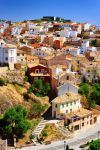 Cuenca dall'alto è una scultura di saliscendi, case colorate e edifici antichi. La città spagnola protetta dall'UNESCO è divisa in due dal fiume Huécar: la ...