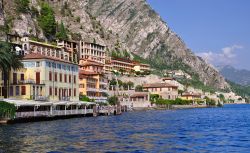 Panorama del borgo di Limone sul Garda, Lombardia - Grazie alla costruzione della strada gardesana realizzata nel 1932, Limone sul Garda è diventata una delle località turistiche ...