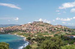 Il borgo di Molyvos e la sua fortezza dominano la costa settentrionale dell'isola di Lesbo (Lesvos) nell'arcipelago delle Isole Egee Settentrionali della Grecia - © Royster / Shutterstock.com ...