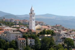 Foto panoramica del borgo di Novi Vinodolski, Croazia - Nei pressi della foce del fiume Suha Ricina, lungo il canale di Vinodol, l'elegante città di Novi Vinodolski è un luogo ...