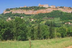 Il borgo di Orvieto si erge su di uno sperone di rocce, in riva destra fiume Tevere in Umbria - © travelpeter / shutterstock.com
