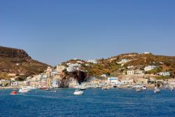 Il borgo di Ponza visto dal traghetto da Formia Gaeta - © claudio zaccherini / Shutterstock.com