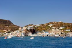 Il borgo di Ponza visto dal traghetto da Formia ...