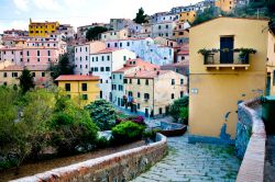 Il borgo di Rio nell'Elba (Livorno, Toscana) è un arlecchino di colori nell'entroterra orientale dell'isola: merito delle casette strette le une alle altre, e delle loro facciate ...