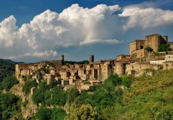 Il borgo medievale di Sorano in maremma. Ci troviamo ...