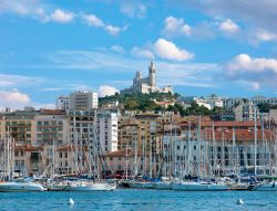 Il borgo storico di Marsiglia visto da una barca  - © Gurgen Bakhshetsyan / Shutterstock.com 