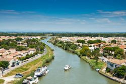 Il canale Sete-Rodano, Aigues Mortes - La bella cittadina medievale di Aigues Mortes sorge al limite occidentale della Camargue, fra stagni e saline, a circa 6 chilometri dal mare. Il panorama ...