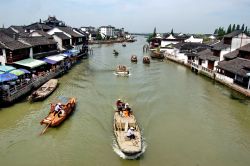 Il canale principale di Zhouzhuang nella Cina orientale, sul delta del fiume Yangtze