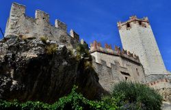Uno scorcio del castello di Malcesine, Verona - Abbarbicato alla roccia, il castello di Malcesine fu costruito in epoca medievale ma rimesso quasi completamente a nuovo dagli Scaligeri. A caratterizzare ...