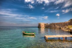 Il castello di Mytiline si trova vicino all'omonima città sulla costa orientale dell'isola di Lesbo (Lesvos) in  Grecia - © Nejdet Duzen / Shutterstock.com