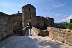 Il castello di Sorano (Toscana) è una antica costruzione che risale al 12° secolo. Voluta dagli Aldobrandeschi, circa un secolo più tardi passò sotto il controllo della ...