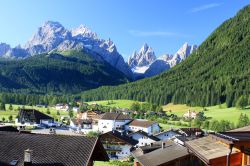 Il centro di Sesto fotografato in estate: il panorama delle Dolomiti dell'Alta Pusteria (Hochpustertal) - © Henry Nowick / Shutterstock.com