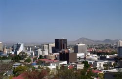 Il centro di Windhoek con uffici e negozi della capitale della Namibia - © Attila JANDI / Shutterstock.com