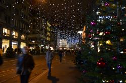 Il centro di Zurigo durante il periodo di Natale:un tripudio di luci e colori