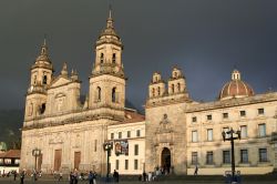 La Cattedrale di Bogotà, Colombia, sorge nel cuore della Candelaria, centro antico della città, sulla storica Plaza Bolivar (originariamente chiamata Plaza Mayor) - © Dario ...
