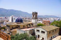 Il centro storico di Denia, in Spagna, con le tipiche case. Sullo sfondo il profilo del monte Mongò - © Fernando Cortes / Shutterstock.com
