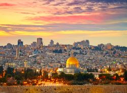 Panorama del centro storico di Gerusalemme (Israele), dichiarato Patrimonio Mondiale dell'Umanità dall'UNESCO nel 1981, impreziosito dalle luci calde del tramonto. Luccica al ...