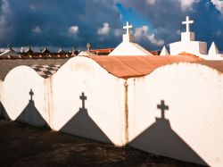 Il cimitero monumentale di Bonifacio (Corsica), o Cimitière marin, è una vera e propria cittadella a strapiombo sul mare, dove i sepolcri sembrano villini accoglienti o quantomeno ...