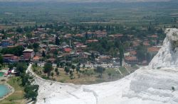 Il contrasto tra i calcari termali di Pamukkale ...