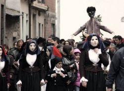 Il corteo de su Maimulu a Ulassai, il Carnevale più famoso dell'Ogliastra  - © Monte Cogoccia - CC BY-SA 3.0 - Wikimedia Commons.